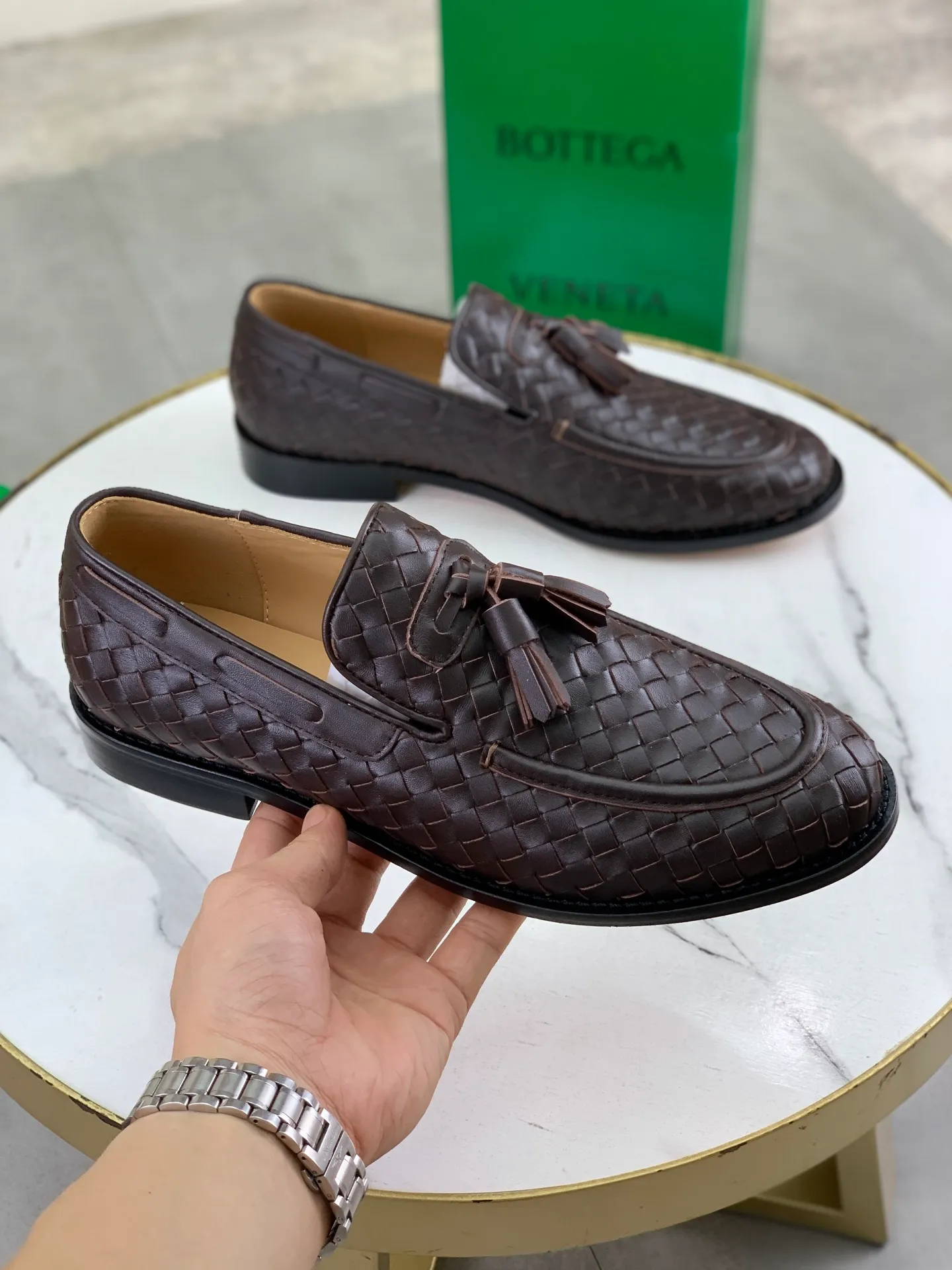 Factory price P860💰Top quality (genuine leather outsole series)💎💎💎 BOTTEGA VENETA official website synchronizes the latest model, top version of the highest version of BV business leather shoes in the market, accept material comparison, shoe type comparison, process comparison, practical and textured, versatile and suitable for any occasion, the more you look at it, the more flavorful it becomes. Pure hand-woven craftsmanship - upper material, imported original hand-woven calfskin - high-quality water-dyed cowhide inside - original private model customized handmade leather outsole -Size: female 35-39 (34 40 customized) male 39-44 (38 45 customized) Comes with original BV green box, complete packaging.